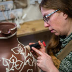 Doug Fitch and Hannah McAndrew making a jug for me